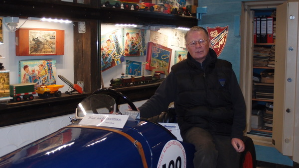 Museumschef Bonk mit einem der Exponate - Rosengart-Museum in Bedburg-Rath