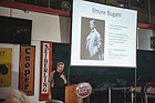 Bild: Museumschef Tom Andrews hält ein Referat über Bugatti