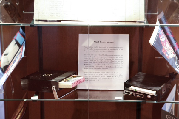 Bild Musikgenuss im Auto - Autoradios von damals in der Vitrine - 50 Jahre Toyota Schweiz Sonderschau