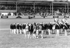 Musikkapelle mit Grid Girls positionieren sich am Start des 24 Stunden Rennens von Daytona 1970