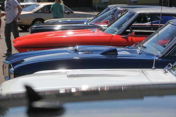 Muskelautos mit mächtigne V8-Motoren - Autohalle Sunday Classics Juni 2022