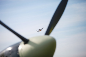 Mustang + Spitfire während der Flugshow - Impressionen vom Goodwood Revival 2015