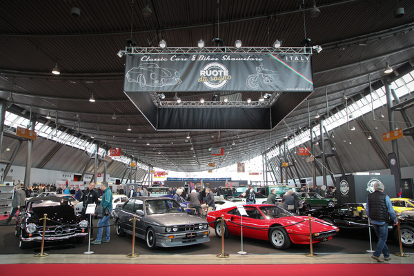 Bild: NIcht nur Italiener beim italienischen Händler Ruote da sogno - Retro Classics Stuttgart 2018
