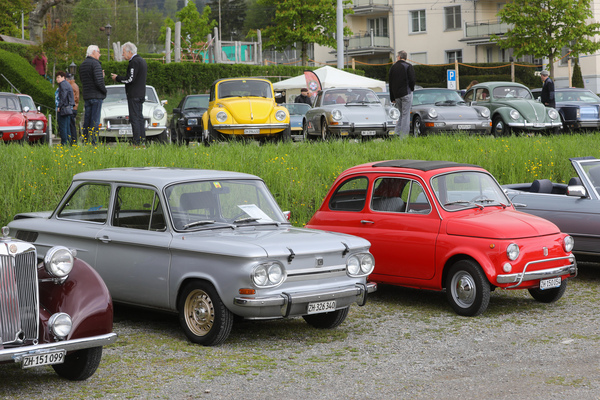 NSU 1200 TT (1971) - als Autos noch klein und kompakt waren, wie auch der Fiat 500 daneben - Albisgütli Classic Cars & Bikes April 2023