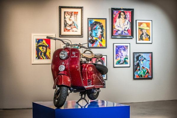 Bild NSU Lambretta-Roller in der Kunstausstellung - Ausstellung „Dolce Vita – die wunderbare Leichtigkeit des Seins“ im MAC Museum Art & Cars