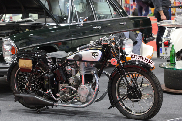 NSU-Motorrad - die Federung ist beim Sattel verbaut, das Thema ungefederte Masse war damals noch nicht so wichtig - Motorworld Classics Berlin 2019