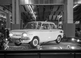 NSU Prinz 1000 L (1964) - dem Corvair nachempfunden, hübsche Limousine mit gutem Innenraum - schwebend präsentiert - am Genfer Autosalon 1964