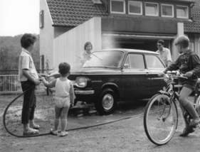 NSU Prinz 1000 S (1965) - in der Werbung wird der Prinz gerne im Familien-Kontext dargestellt
