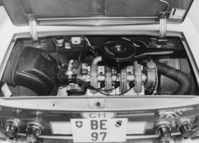 NSU Prinz 1000 TT (1966) - Quermotor im Heck - Kerzen, Verteiler und Vergaser sind gut zugänglich, der Oelmessstab schwierig einzuführen NSU Prinz 1000 TT (1966) - Quermotor im Heck - Kerzen, Verteiler und Vergaser sind gut zugänglich, der Oelmessstab schwierig einzuführen