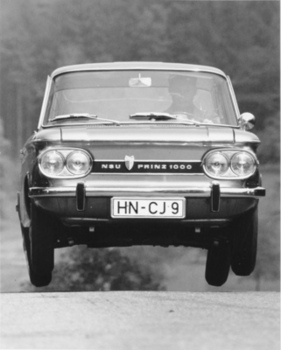 NSU Prinz 1000 TT (1966) - auf dem Sprung (über eine alte Römerbrücke)