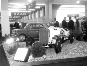 NSU Prinz (1967) - im Vordergrund der NSu-Rennwagen der Vergangenheit im Bachbett - Genfer Autosalon 1967