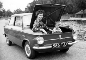 NSU Prinz 4 (1963) - natürlich sollten die Passagiere nicht im Kofferraum reisen, zumal die Sicht des Fahrers eingeschränkt wäre … (1963)