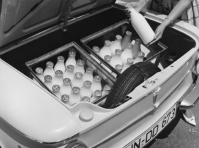 NSU Prinz 4 (1966) - der 250 Liter grosse Kofferraum fasst neben dem Ersatzrad auch zwei Milchkästen