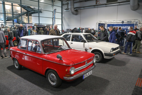 NSU Prinz L (1966) - angeboten für nur EUR 8860, daneben ein Honda Civic - Bremen Classic Motorshow 2023