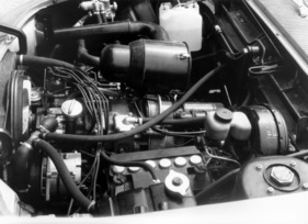 NSU Ro 80 (1967) - der längs eingebaute Wankelmotor von der linken Seite gesehen