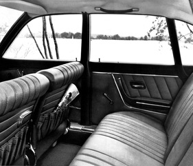 NSU Ro 80 (1967) - grosse Fensterflächen und schlichte Oberflächen im Innern