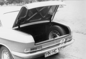 NSU Ro 80 (1968) - das Ersatzrad sitzt rechts im Kofferraum