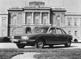 Bild NSU Ro 80 (1969) - vor altem Gemäuer