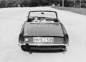 NSU Spider (1965) – Heckansicht, links der einzelne Rückfahrscheinwerfer und die runde Ansauglufthutze für den Motor