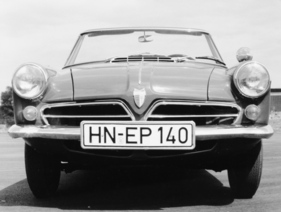 NSU Spider (1965) – charakteristischer zweigeteilter Kühlergrill, von den NSU-Mitarbeitern "Hitchcock-Unterlippe" genannt NSU Spider (1965) – charakteristischer zweigeteilter Kühlergrill, von den NSU-Mitarbeitern "Hitchcock-Unterlippe" genannt