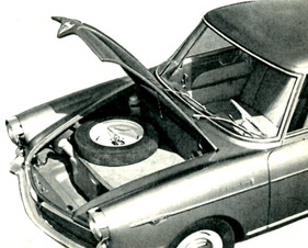 NSU Sport Prinz (1960) - Unter der Haube liegt der Kofferraum mit Tank, Reserverad und Scheibenwischerbehälter