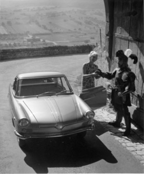 Der NSU bezwang den Hügel am schnellsten, der edle Ritter nimmt Glückwünsche entgegen.