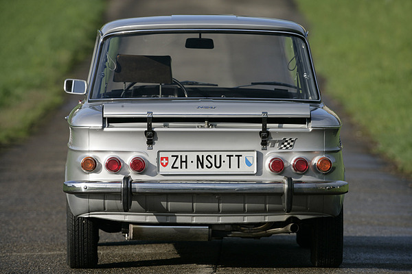 NSU TT (1971) - Heckansicht mit offener Motorklappe für bessere Kühlung