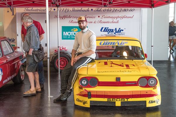 NSU TT - Fahrer Andreas Vielgut posierend auf dem NSU TT von Besitzer Hans-Joachim Thomas - Motorworld Classics Bodensee 2018