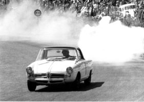 NSU Wankel Spider (1966) - Siegfried Spiess mit Ölwolke beim Zurückschalten am Bergrennen Schauinsland