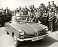 Bild: NSU/Wankel Spider - Historisches Bild des damaligen NSU-Vorstandsvorsitzenden Dr. Gerd Stieler von Heydekampf, der den Beschäftigten den „NSU-Spider“ vorstellt, wie er damals offiziell heisst