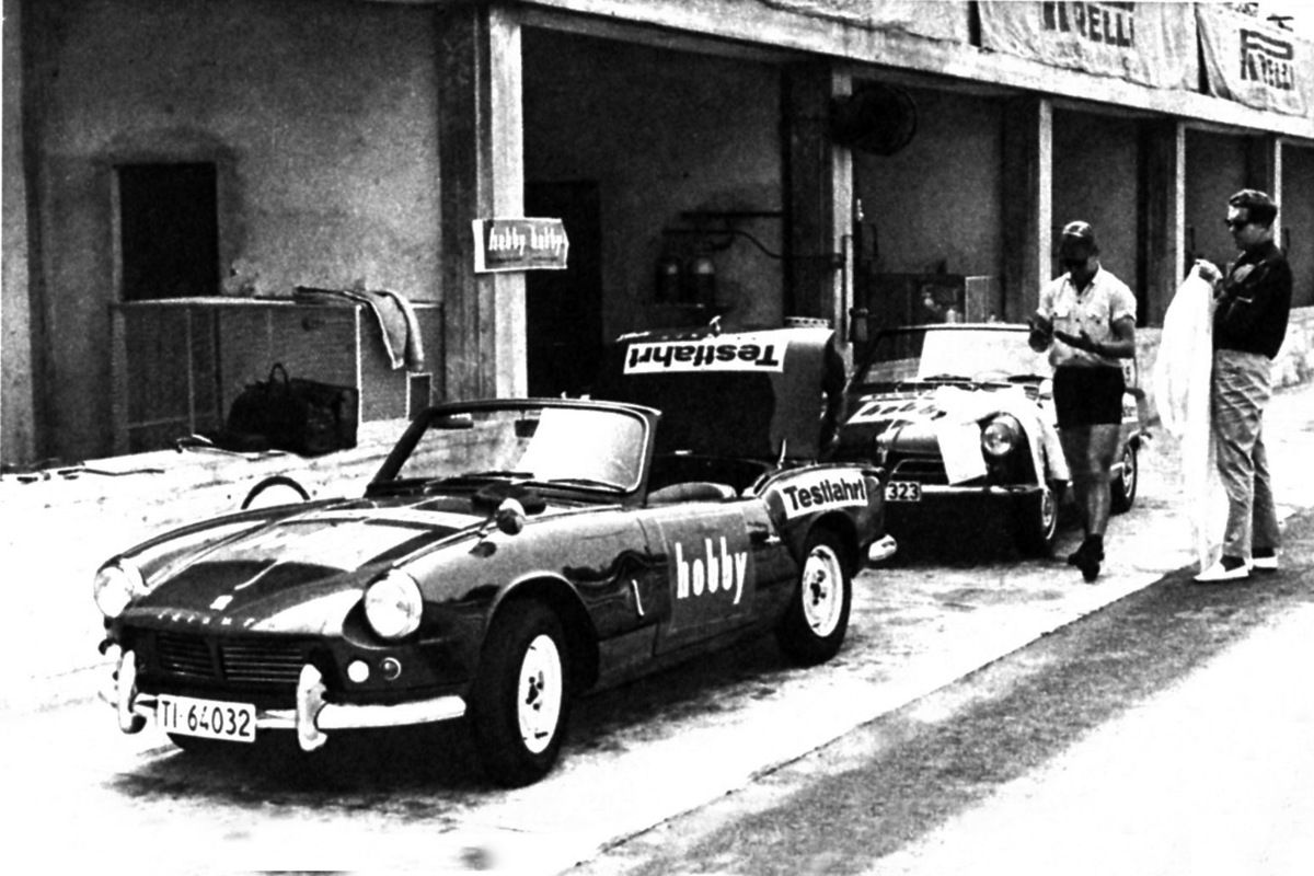 NSU Wankel Spider und Triumph Spitfire in der Boxengasse von Monza