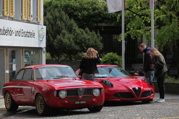 Na hallo! Links steht der Oldtimer - Oldtimer in Obwalden O-iO 2016