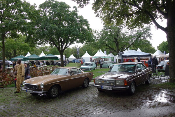 Nach Farben sortiert: Braun im Vordergrund, Minzgrün im Hintergrund – Classic Days Düsseldorf 2023