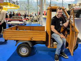 Nach Motorleistung und Räderanzahl der bodenständigste Vertreter des Bremer Nachwuchs-Messestandes 2024: Bennet Haukje mit seiner 1975er Piaggio Ape 50. Nach Motorleistung und Räderanzahl der bodenständigste Vertreter des Bremer Nachwuchs-Messestandes 2024: Bennet Haukje mit seiner 1975er Piaggio Ape 50.