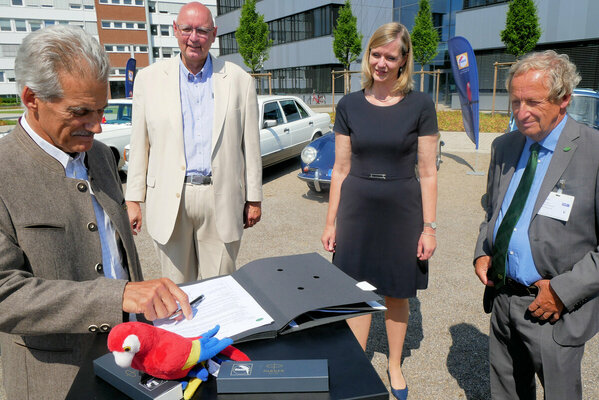 After signing the contract - Mario Theissen, Jürgen Book, Uta Holzenkamp and Tiddo Brester