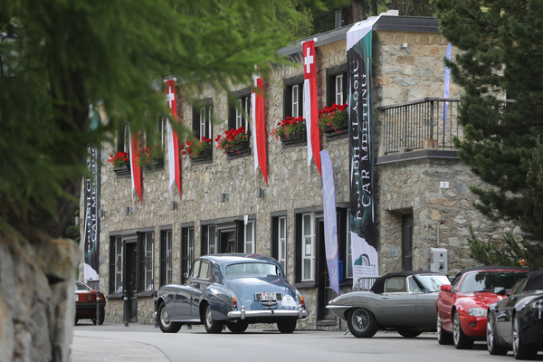Nach absolvierter Rallye wird vor dem Hotel parkiert - 29. British Classic Car Meeting St. Moritz 2023