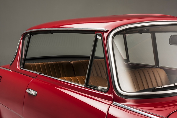Image: When the side windows were rolled down, the impression of a pillarless body was created.