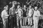 Nach dem Le-Mans-Sieg von 1976 - Manfred Jantke mit den Siegern Lennep und Ickx