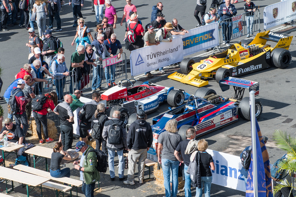 Bild: Nach dem Rennen befinden sich die Fahrzeuge jeweils im Parc Fermée - Impressionen vom AvD Oldtimer Grand Prix 2018