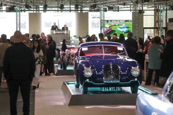 Nach den Motorrädern werden als erstes einige Micro Cars versteigert - Bonhams Versteigerung "Les Grandes Marques du Monde à Paris" 2024