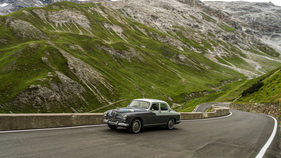 Nach den Vorkriegsveteranen ging die Nachkriegsklasse an den Start. Hier: ein Alfa Romeo 1900 Super von 1955. Zur besseren Kühlung des 90-PS-Vierzylinders fährt die „Millenove-Berlina“ mit offener Motorhaube.