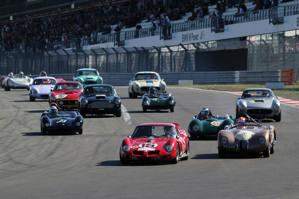 Bild Nach der Le-Mans-Start-Demonstration erfolgte der reguläre Start zum Sonntagsrennen der zweisitzigen Rennwagen und GT bis 1960/1961 am AvD Oldtimer Grand Prix 2013