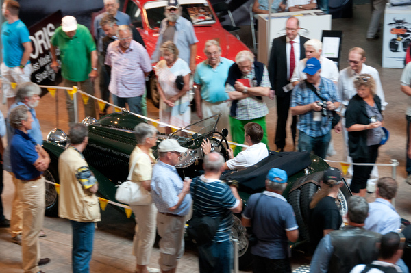 Nach der Startrampe der «Via Pirelli» führt ein schmaler Weg aus dem Pantheon zur Strecke – RAID Suisse-Paris 2013