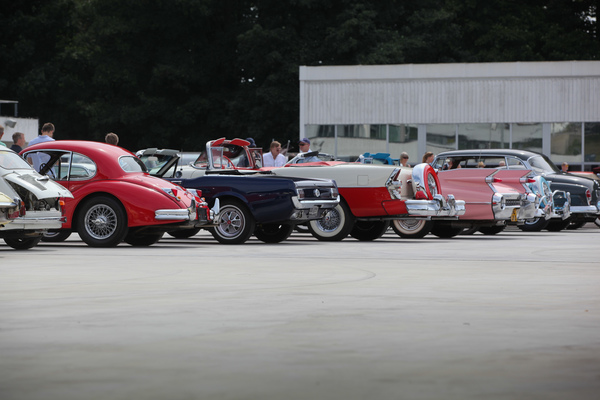 Nach der Versteigerung warten die Autos auf den Abtransport - Versteigerung Oldtimer Galerie auf dem Dolder am 16. Juni 2018