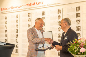Nach pandemiebedingter Verzögerung darf Fredy Lienhard (links) die Auszeichnungen von Paul Gutjahr entgegennehmen – "autobau" Romanshorn Nach pandemiebedingter Verzögerung darf Fredy Lienhard (links) die Auszeichnungen von Paul Gutjahr entgegennehmen – "autobau" Romanshorn