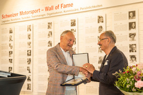 Nach pandemiebedingter Verzögerung darf Fredy Lienhard (links) die Auszeichnungen von Paul Gutjahr entgegennehmen – "autobau" Romanshorn Nach pandemiebedingter Verzögerung darf Fredy Lienhard (links) die Auszeichnungen von Paul Gutjahr entgegennehmen – "autobau" Romanshorn