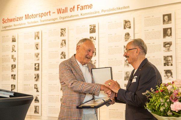 Bild Nach pandemiebedingter Verzögerung darf Fredy Lienhard (links) die Auszeichnungen von Paul Gutjahr entgegennehmen – "autobau" Romanshorn