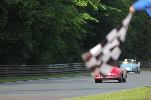 Bild: Nach rund 10 Runden auf dem Salzburgring fällt die Zielflagge - Impressionen vom Gaisbergrennen 2014