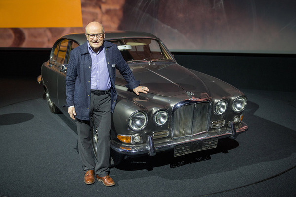 Nach rund 30 Jahren gibt Volker Schlöndorff den Jaguar 420 von Max Frisch nun ans Verkehrshaus Luzern weiter