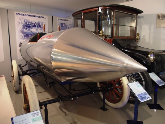 Nachbau des Rekord-Elektroautos "La jamais contente" des Belgiers Camille Jenatzy